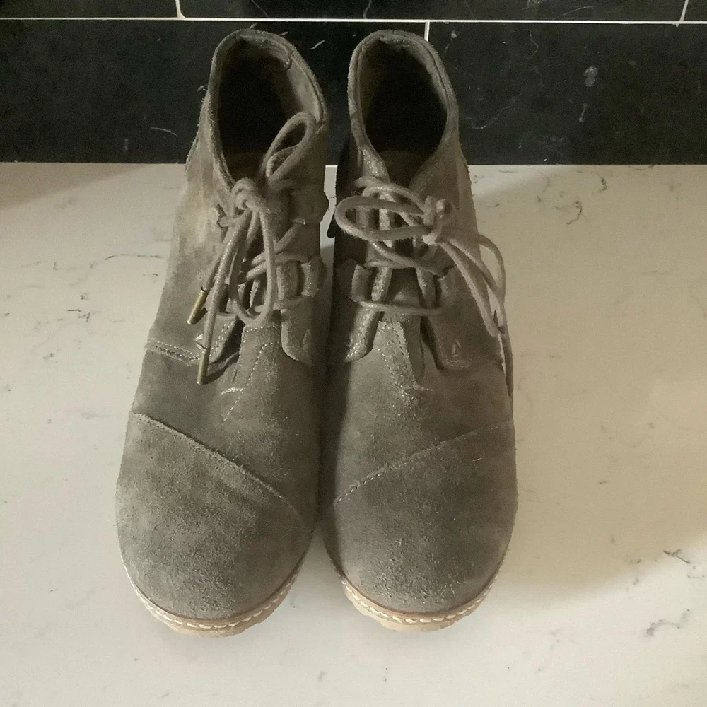 Toms desert boots women’s 8 wedge ankle booties army green suede lace up shoes